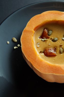 siyah arka plan üzerine balkabağı çorbası