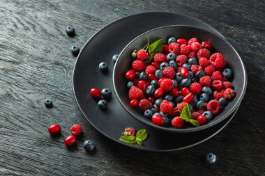 Siyah arka plan üzerine taze çilek