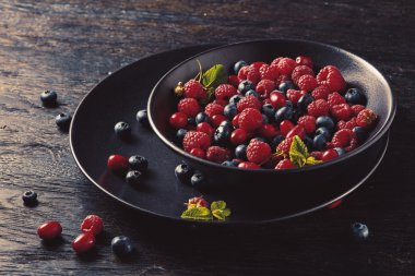 ürün yelpazesine çilek ile seramik kase