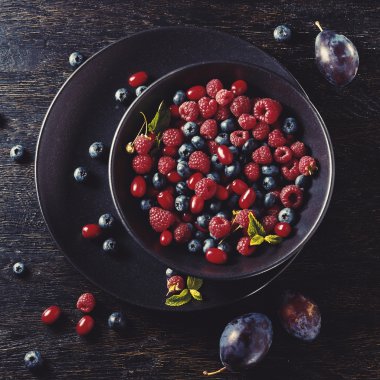 ürün yelpazesine çilek ile seramik kase