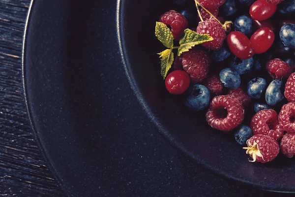 Close up of bowl full with fresh organic berries — Stock Photo, Image