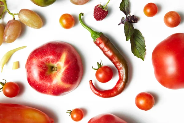 Rote Chilischote und Tomate auf weißem Hintergrund. Organisches Muster. — Stockfoto