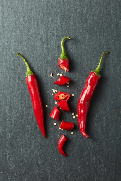 Červená chilli nakrájíme na plátky — Stock fotografie