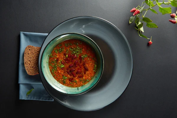 Самодельный суп из красной фасоли — стоковое фото