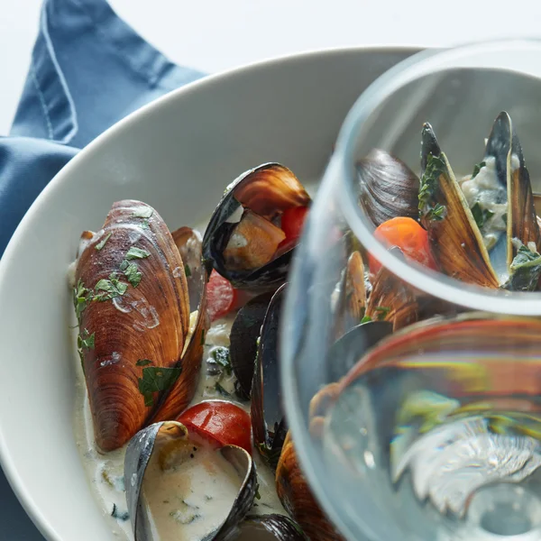 Miesmuscheln mit Weinsoße — Stockfoto