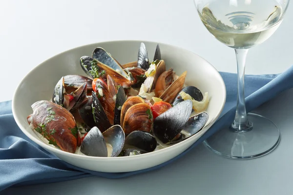 Mejillones con salsa de vino —  Fotos de Stock