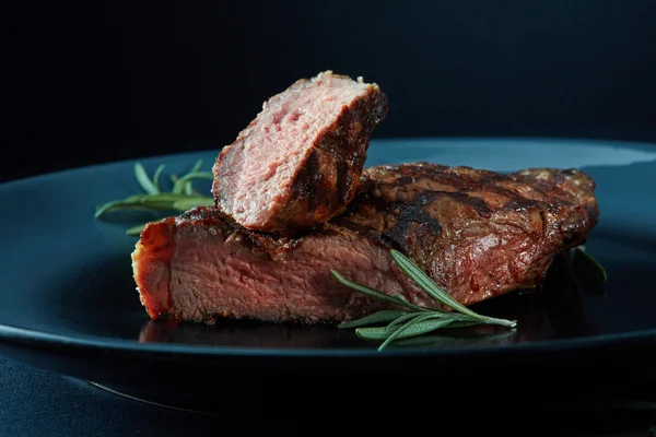 Saftige mittelseltene Steaks — Stockfoto