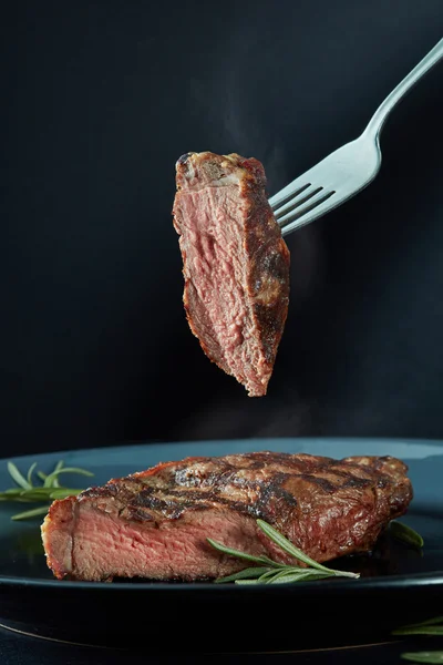 Saftige mittelseltene Steaks — Stockfoto