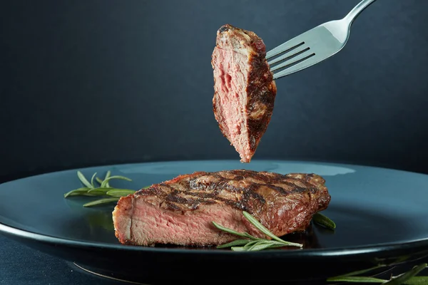 Saftige mittelseltene Steaks — Stockfoto