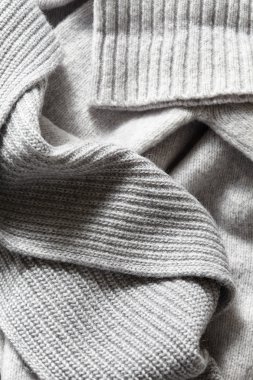 sıcak örgü gri eşarp üzerinde büyük kıvrımlar