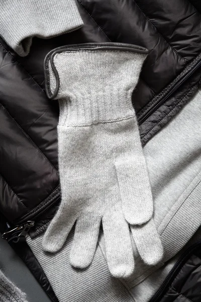 Knitted woollen grey gloves — Stockfoto