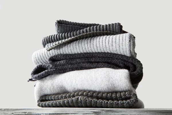 Pila de suéteres cálidos de punto de invierno — Foto de Stock