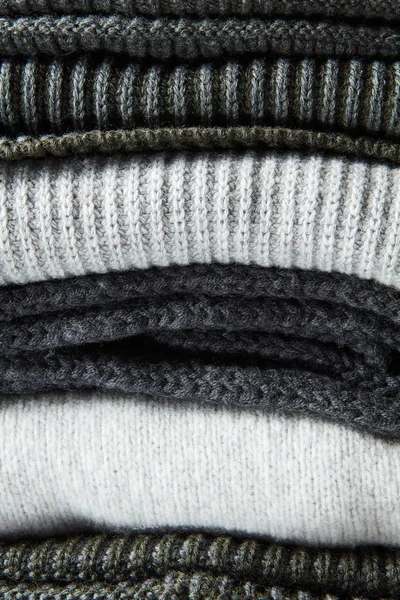 Στοίβα του γκρι μάλλινα πλεκτά πουλόβερ — Φωτογραφία Αρχείου