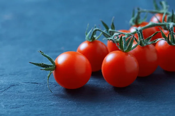 Tomates cherry frescos maduros en rama —  Fotos de Stock