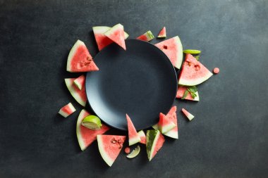 Karpuz dilimleri siyah plaka çevresinde