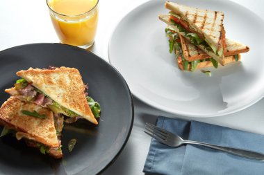 sandviç plakalar ve taze meyve suyu