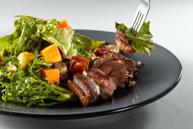 plaka üzerinde kabak salatası