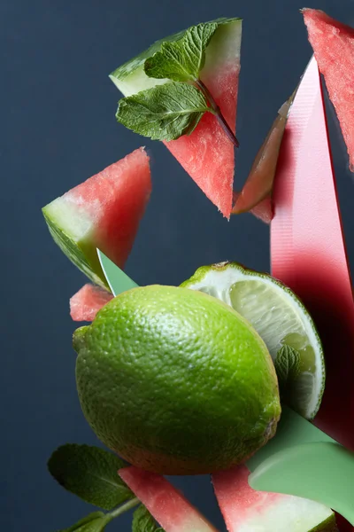 Melancia fresca com folhas de hortelã — Fotografia de Stock