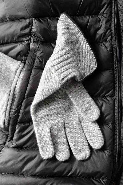 针织灰色手套 — 图库照片