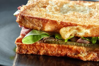 Kızarmış salamlı sandviç