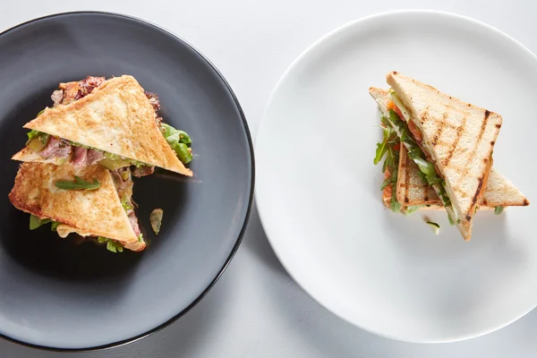 Два сэндвича на тарелках — стоковое фото