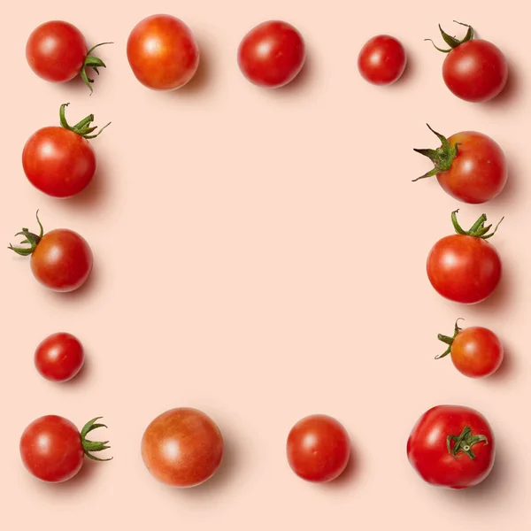 A armação retangular de tomates cereja isolados — Fotografia de Stock