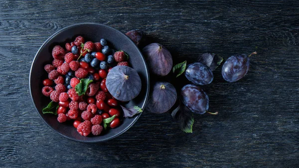 Инжир и ягоды на миске — стоковое фото