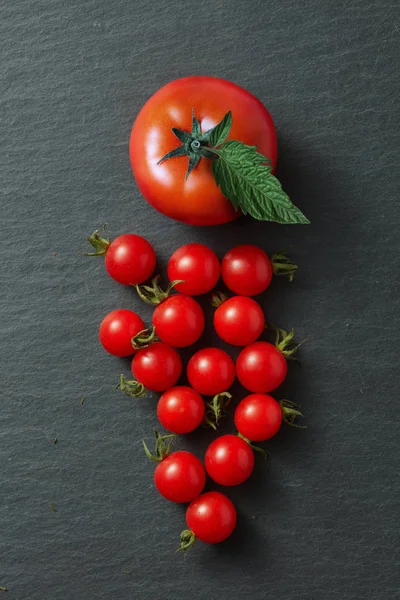Tomates cereja isolados — Fotografia de Stock