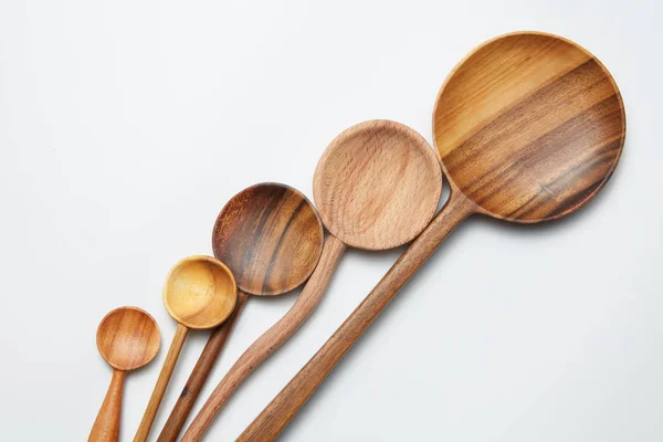 Diferentes utensilios de cocina de madera sobre fondo blanco — Foto de Stock