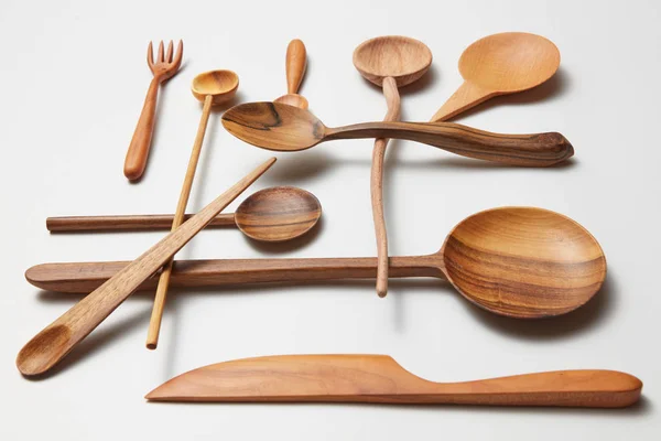 Surtido de diferentes utensilios de cocina de madera cubiertos — Foto de Stock