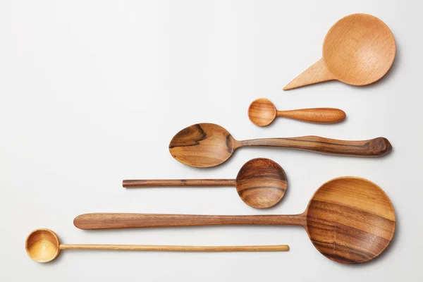 Heap de diferentes utensílios de cozinha talheres de madeira — Fotografia de Stock