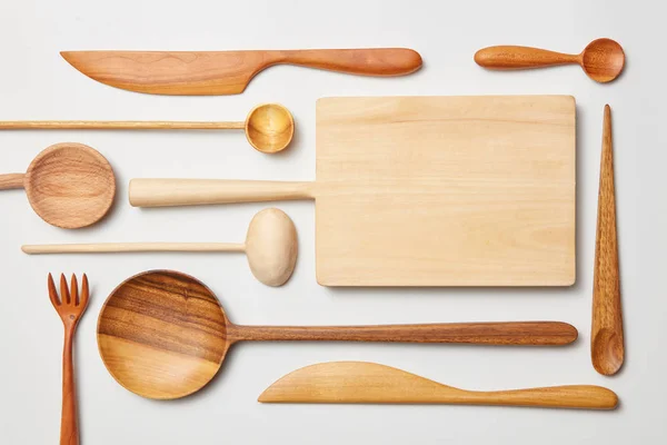 Vários utensílio de cozinha no fundo de madeira branco — Fotografia de Stock