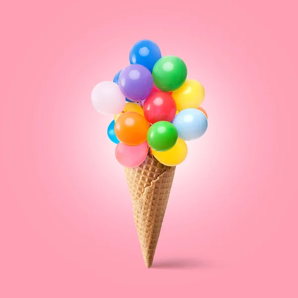 Cornetto di cialde con palloncini — Foto Stock