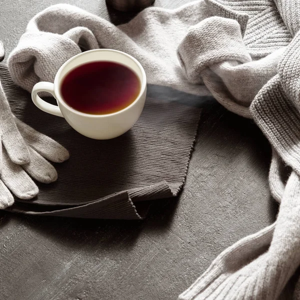 Pakaian hangat dan secangkir teh pada hari musim gugur — Stok Foto