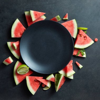 dilim karpuz ve siyah plaka