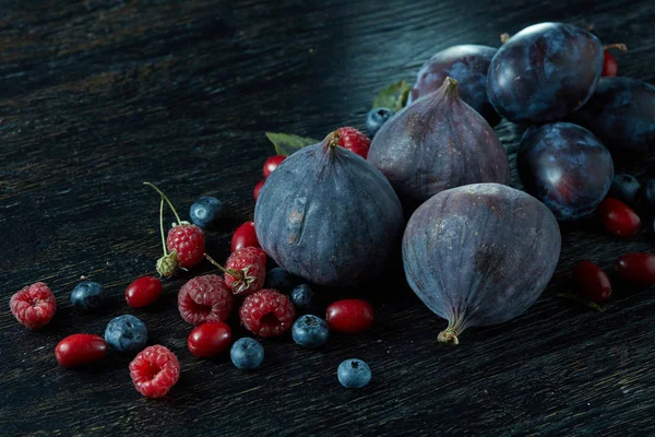 Feigen, Basilikumblätter und Beeren — Stockfoto