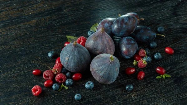 Feigen, Basilikumblätter und Beeren — Stockfoto