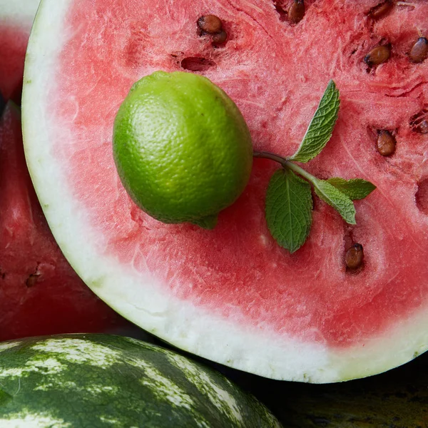 Nakrájený meloun s mátou a limetkou — Stock fotografie