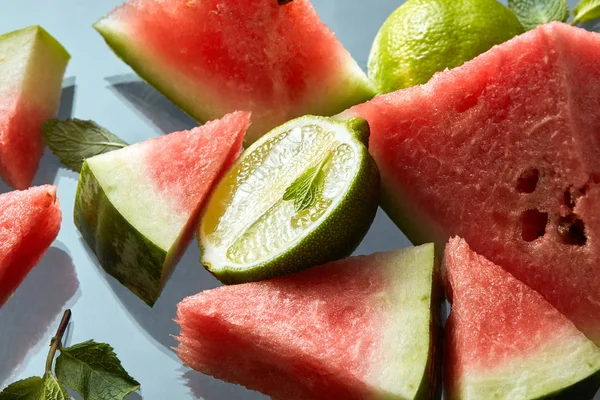 Skivad vattenmelon med mynta och lime — Stockfoto