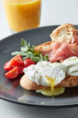 yumurta benedict ile Kahvaltı
