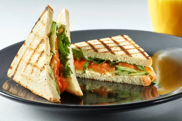 Сэндвичи с копченым лососином — стоковое фото