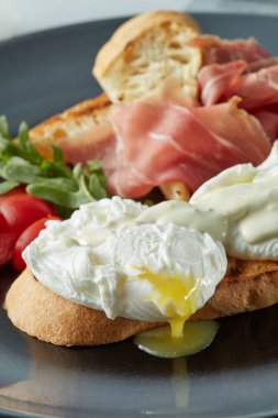 yumurta benedict ile Kahvaltı