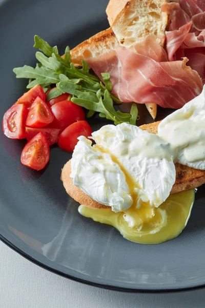 Breakfast with eggs benedict — Stock Photo, Image