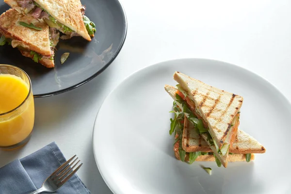 Club szendvics sonkával és a lazac — Stock Fotó