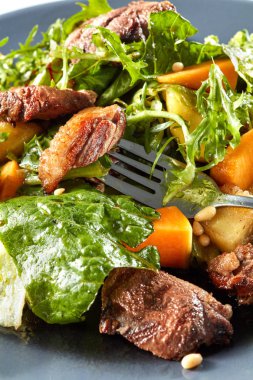 plaka üzerinde kabak salatası