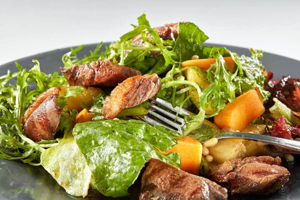 Салат с тыквой на тарелке — стоковое фото