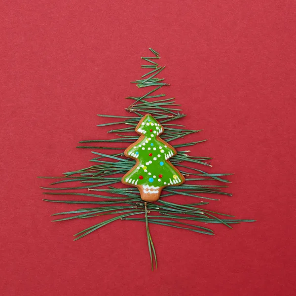 Weihnachtsbaum aus Tannennadeln und Plätzchen — Stockfoto