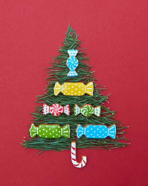 Christmas tree of pine needles and cookies — Stock Photo, Image