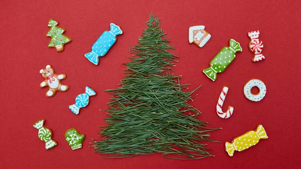 Weihnachtsbaum aus Tannennadeln und Plätzchen — Stockfoto