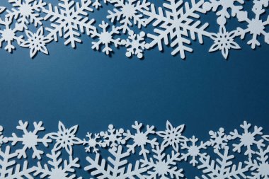 Kar taneleri ile Noel dekoratif çerçeve